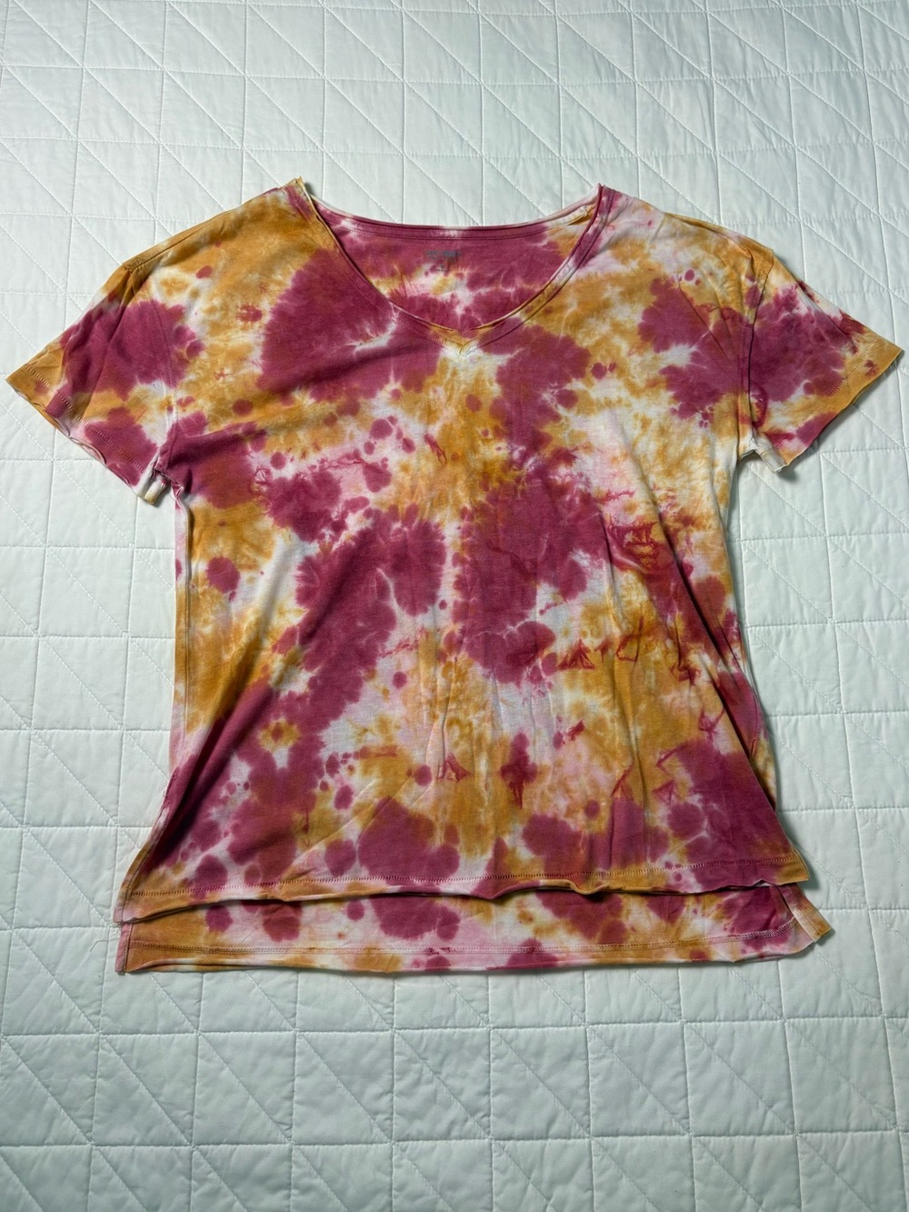 True Craft Tie-Dye V-Neck T-Shirt Berry Gold - Double Layer Hem - Women’s Medium